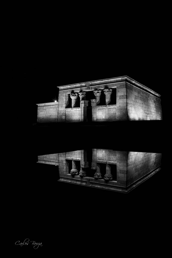 Fotografía nocturna del Templo de Debod